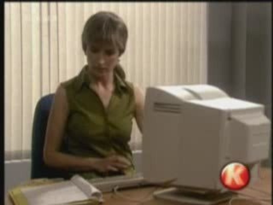 je ne sais pas si c car elle est blonde mais quele conne XD