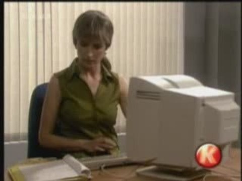 je ne sais pas si c car elle est blonde mais quele conne XD