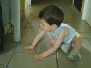 quentin avance à 4 pattes