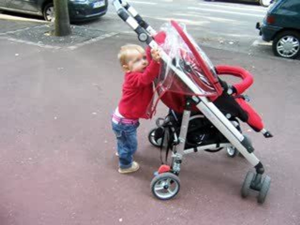 Zoé fait ses premiers pas