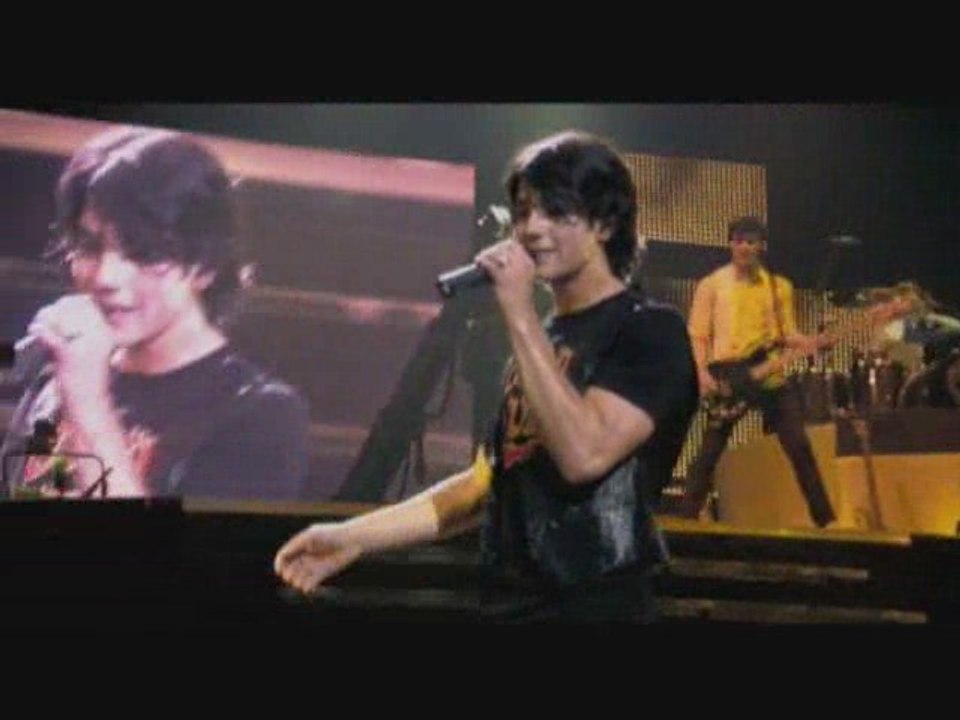 Jonas Brothers - Clip Pushing me Away