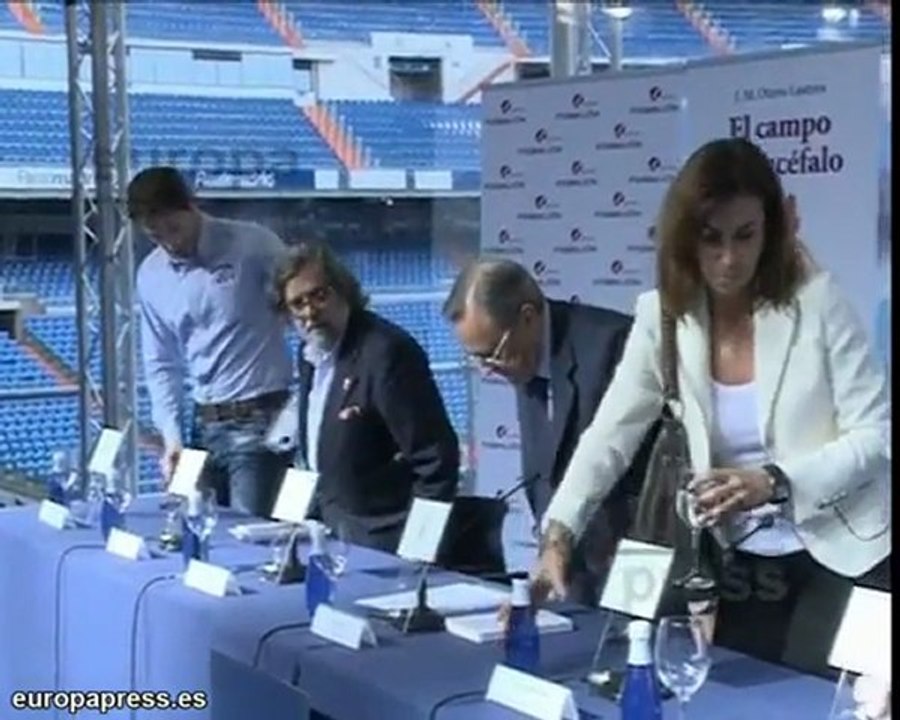 Iker Casillas se pasa del fútbol a la literatura