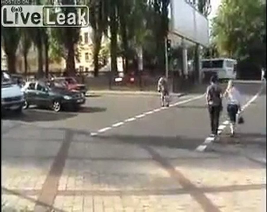 alte Dame auf einem Fußgängerüberweg