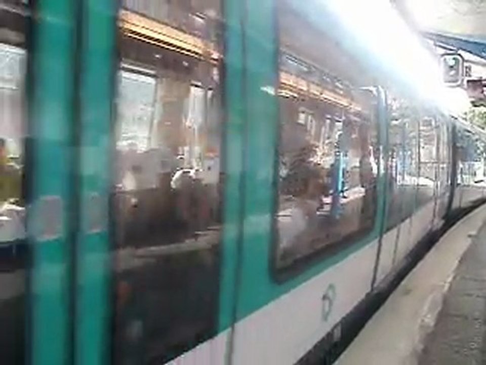 Rame MF01 sur la ligne 5 à Quais de la Rappée