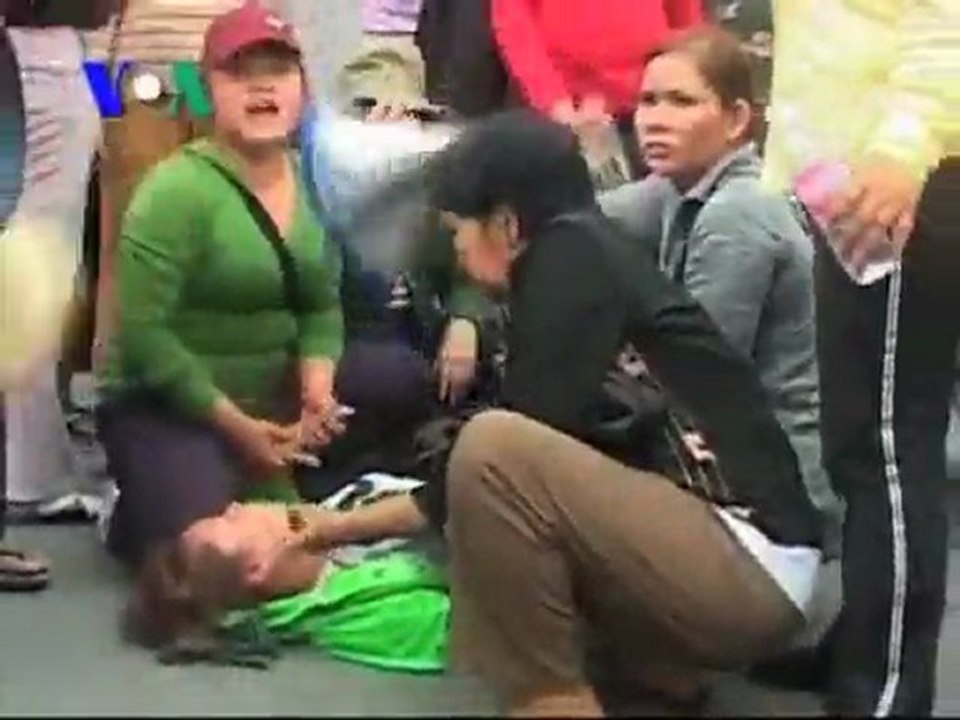 Police Beatings. Arrests as Lake Resident Protest (Cambodia news in Khmer)‏