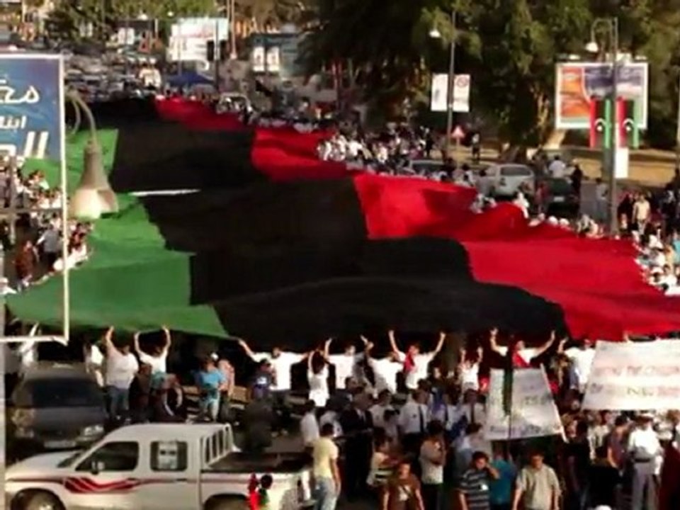 Drapeau géant Libyen déployé lors d'une manifestation