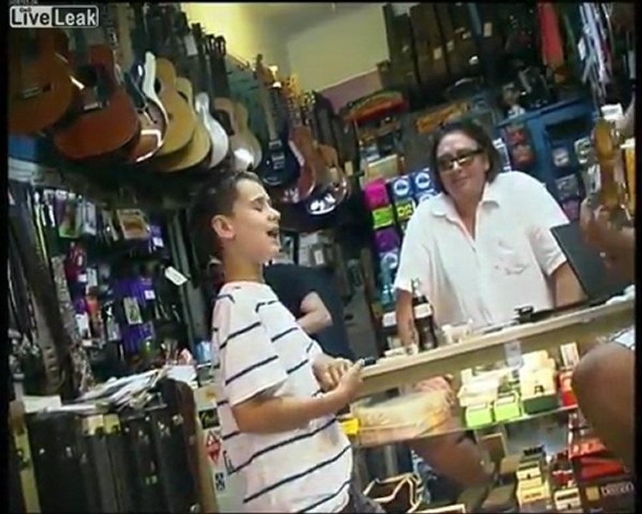 Talentierte Kinder singt in einer Gitarre  store
