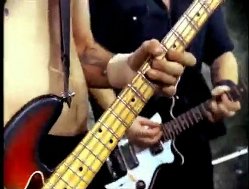 Queens Of The Stone Age - No One Knows