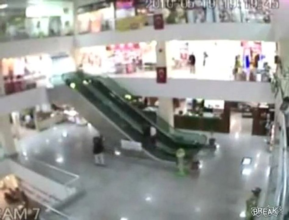 Manager speichert Kid Falling Off Escalator Fail