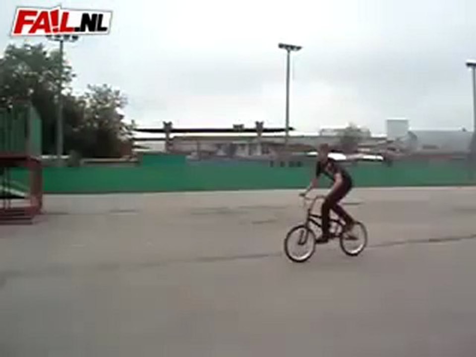 Kleiner Junge auf ein Desaster Fail