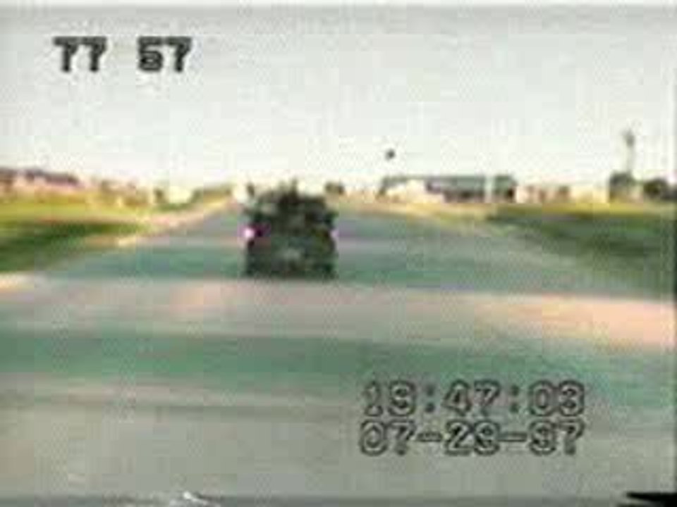 Une voiture coupe la route