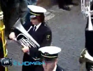 Régis veut jouer de la trompette avec la fanfare