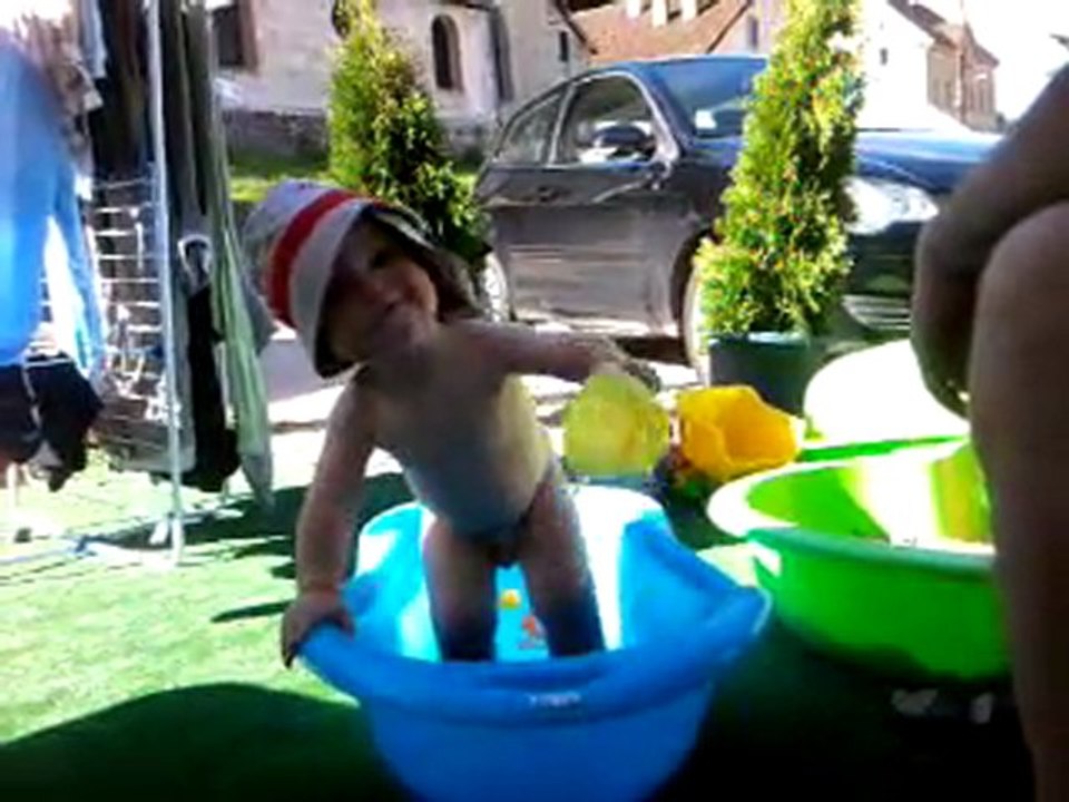 26 juin - Axel joue à l'eau