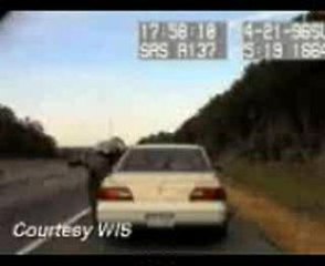 Un policier se fait froler par un camion