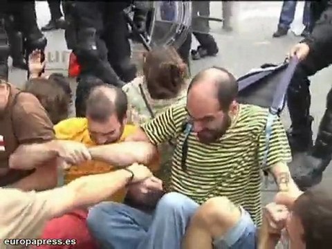 Batalla campal en la Plaza de Catalunya