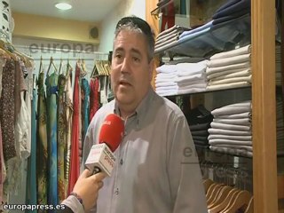 Mujer se queda "atrapada" cuando se inunda la tienda