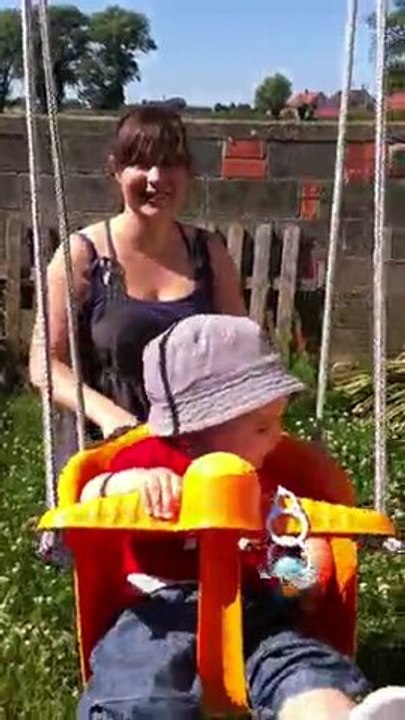 Alix fait de la balançoire pour la première fois