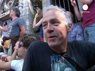 Les fans de Jim Morrison sur la tombe de leur idole