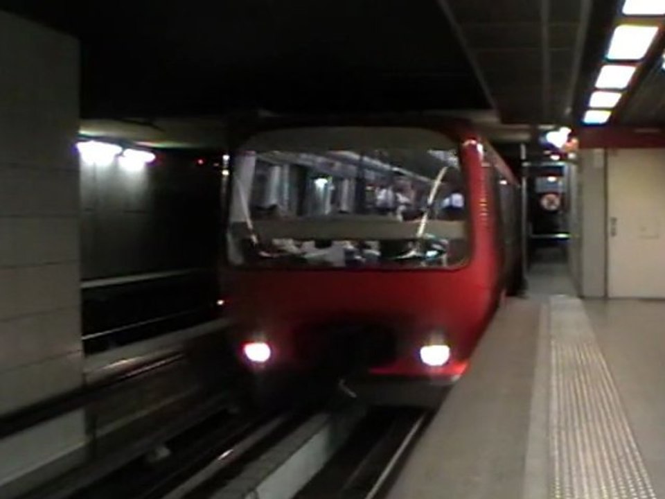 MPL85 : Arrivée à la station Saxe Gambetta sur la ligne D du métro de Lyon