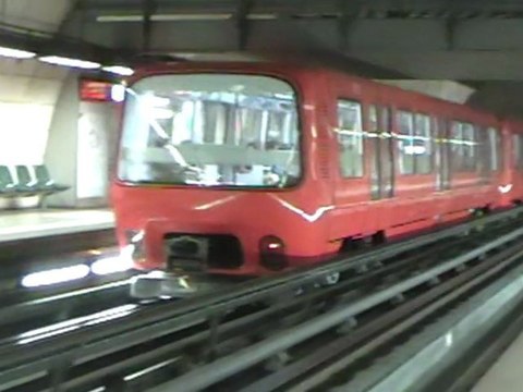 MPL85 : Départ de la station Vieux Lyon Cathédrale Saint Jean sur la ligne D du métro de Lyon
