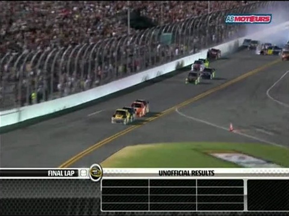 Nascar Sprint Cup 2011 Coke Zero 400 Finish crash (french)