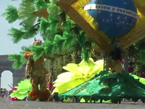 Danses tropicales sur les Champs-Elysées