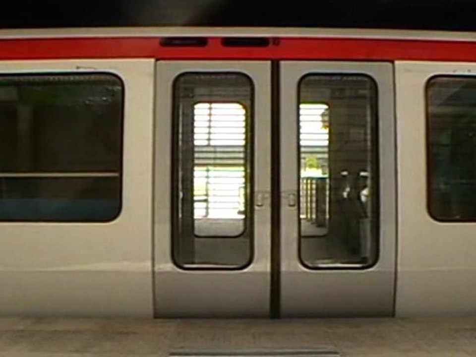 Fermeture des portes d'une rame MPL75 du métro de Lyon