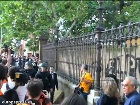 Diputados acceden al Parlament entre abucheos