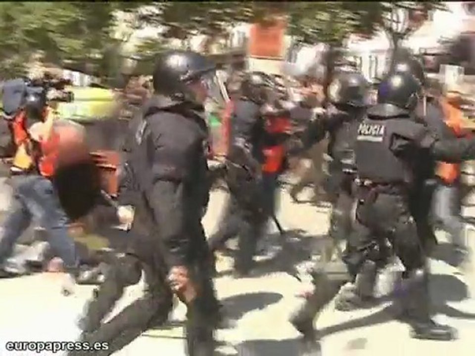 'Indignados' presionan para entrar al Parlament