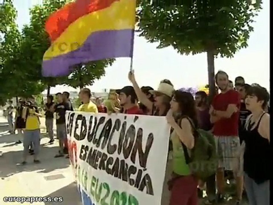 Reciben al Príncipe entre abucheos en la UAM