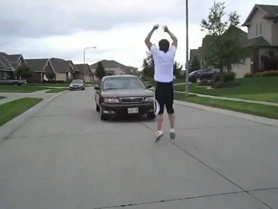 Angeber springt über fahrendes Auto