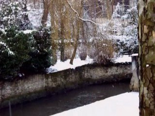 LA VILLE A MIS SON BLANC MANTEAU