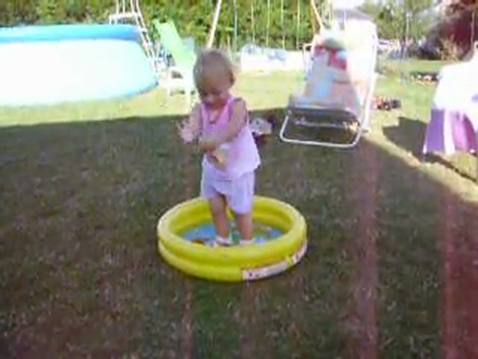 ma louloute dans sa piscinette