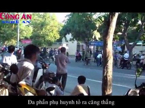 Thí sinh vào phòng thi, phụ huynh bồn chồn lo lắng