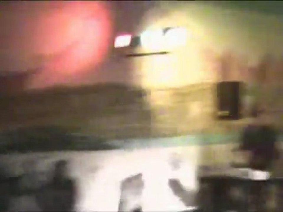 Koncert w ruinach sekty w budynku Centrum Medycyny Alternatywnej - Kuleszówka 21maja2011 część 2z3