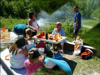 le barbecue improvisé en campagne pour le midi et le soir au bord du canal que du bonheur