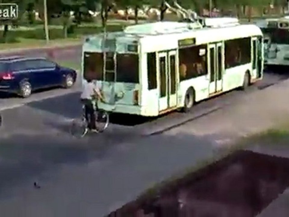 Ein Radfahrer im Stau