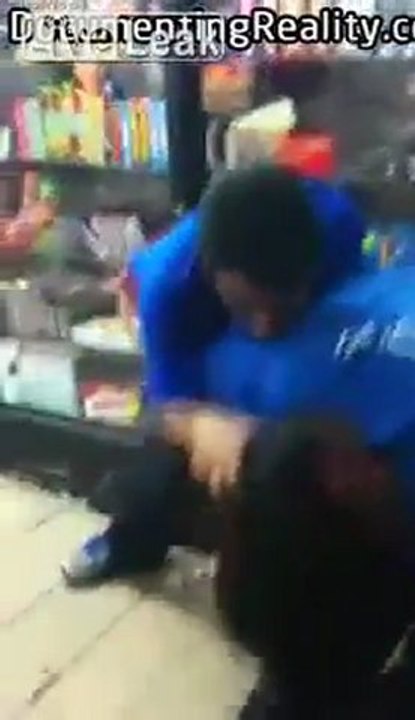 Shop Kampf, wenn sie wütend Guy in Wow-Shirt sein Temperament verliert