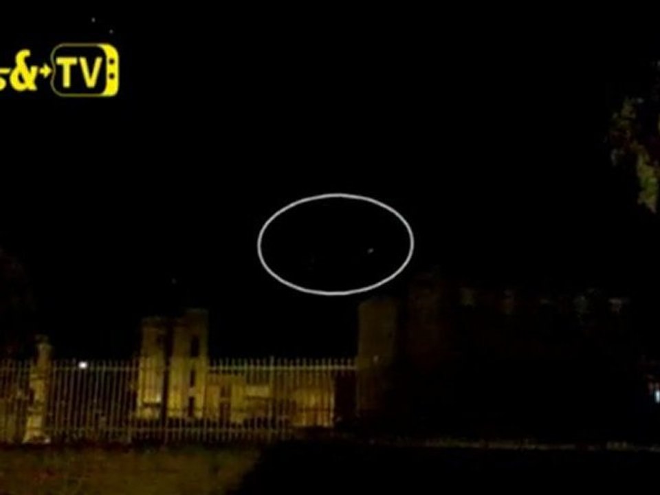 UFO schwebt über Castle In Lucera, Italien Juli 2011