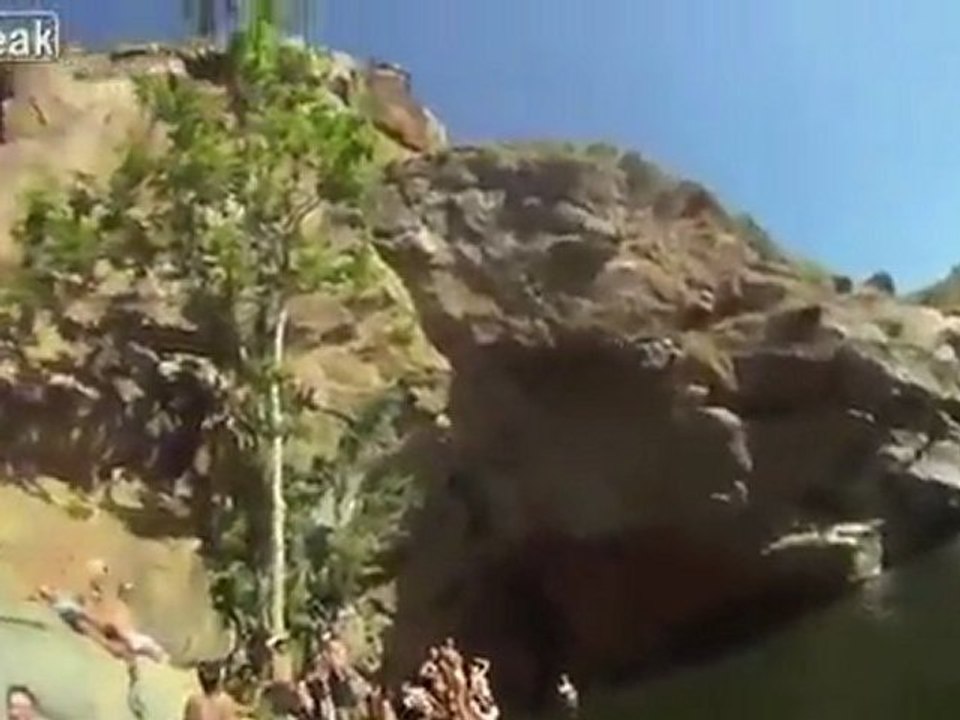 Guy Jumps von einer Klippe ins Wasser Fail