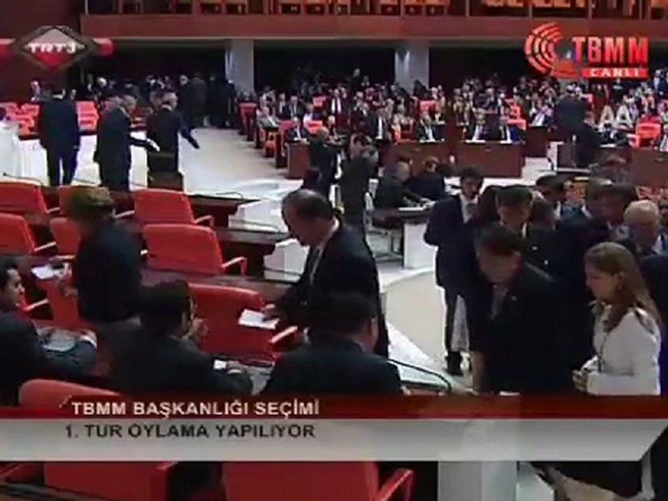 MECLİS'TE BEYAZ MODASI