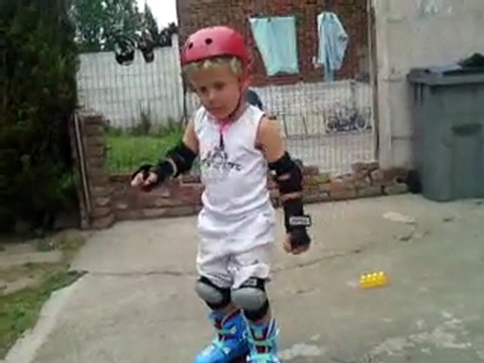 Les premiers pas du frère en rollers ^^