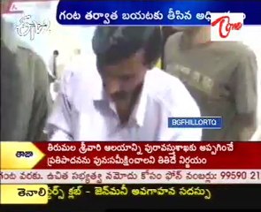 ATM Machine Catched the Customer's Hand while Cash Drawing !!