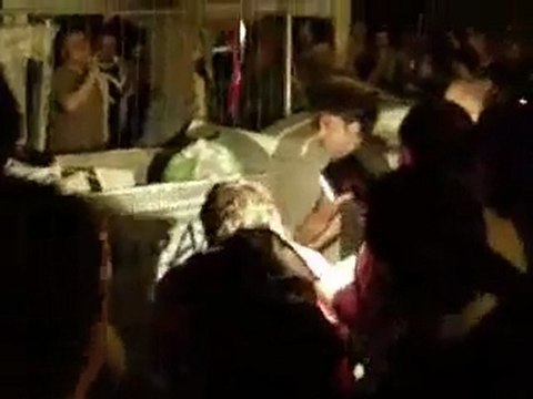 A Chiaiano si tolgono le barricate, taglio del filo spinato