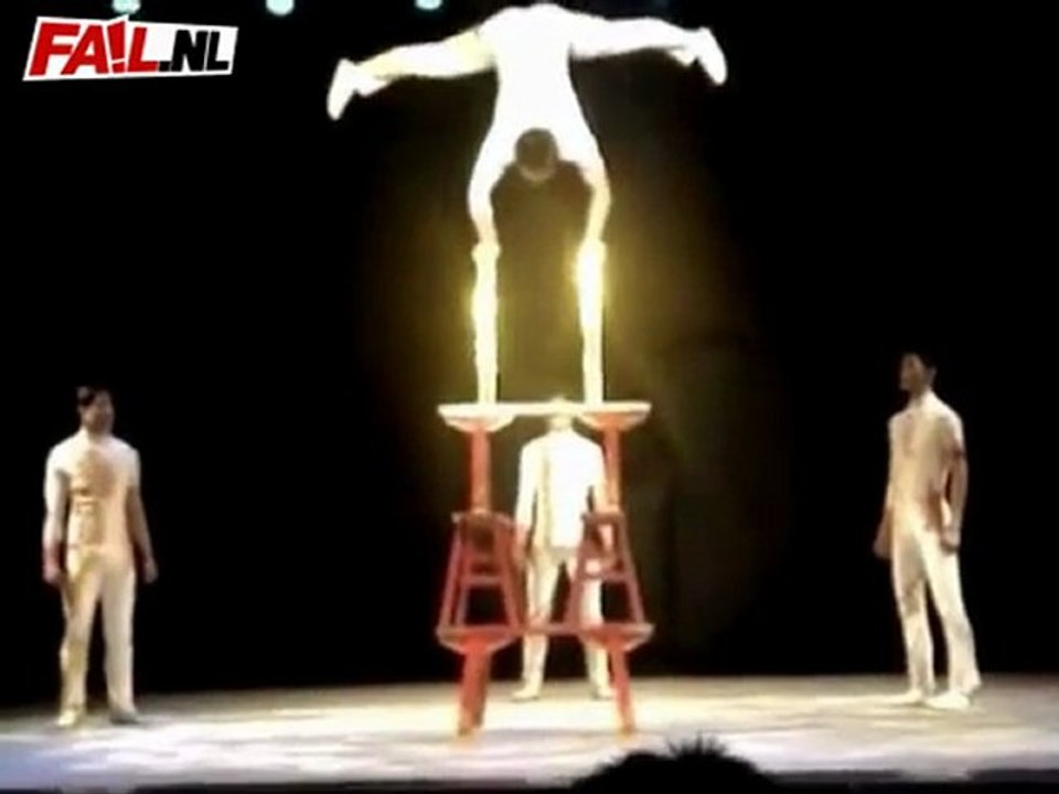Circusartiest doet faceplant Fail
