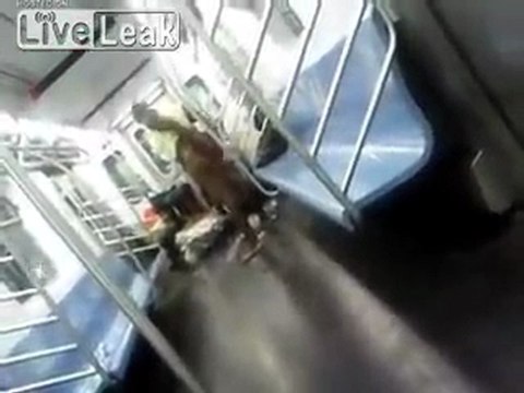 OMFG Es ist ein batshit verrückte Frau, die Hure Bad an der New Yorker U-Bahn. Holen Sie sich aus, während Sie können.