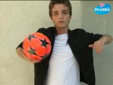 Football Freestyle - Le blocage de la nuque par Gautier vice champion du monde de foot freestyle