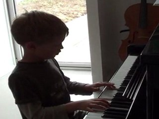 Elliot s'entraînant pour son concert de piano de juin 2011