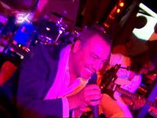 CENK EREN KIRIK BACAKLA SAHNEYE ÇIKTI