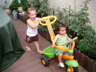 Les filles promènent Emilie!